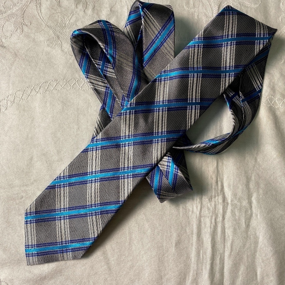 Geoffrey Beene‎ Blue/Silver/Gray Angled Plaid 100% Silk Narrow Tie